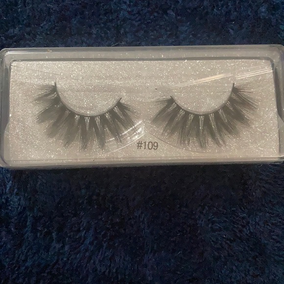 Lashes - Picture 2 of 4